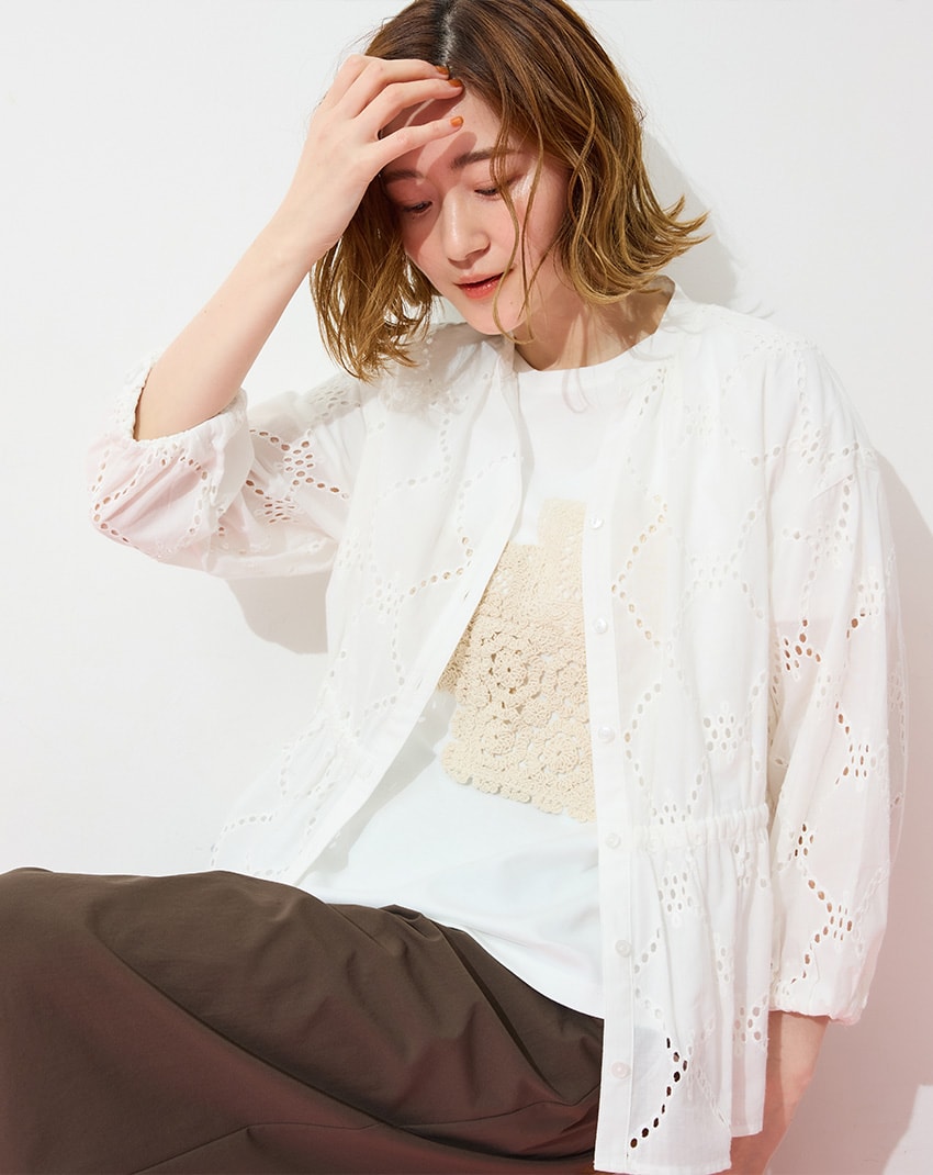 レースドロスト ブラウスとモチーフレースTシャツとラッシュガウチョパンツと2wayペーパーヤーンバッグを着用した女性１