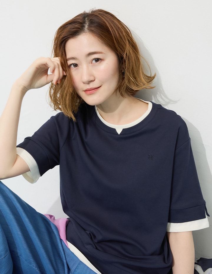 クロップドパンツとシアーカラーシャツとデニムガウチョパンツを着用した女性１