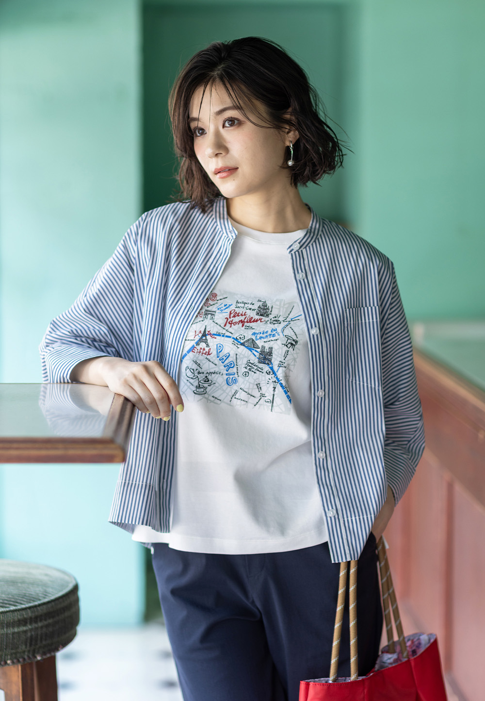 ブルーのドルマンスリーブストライプブラウス・ホワイトの【イラストレーターコラボ】マップモチーフプリントTシャツ・ネイビーのリネンミックスストレッチセミワイドパンツ--2