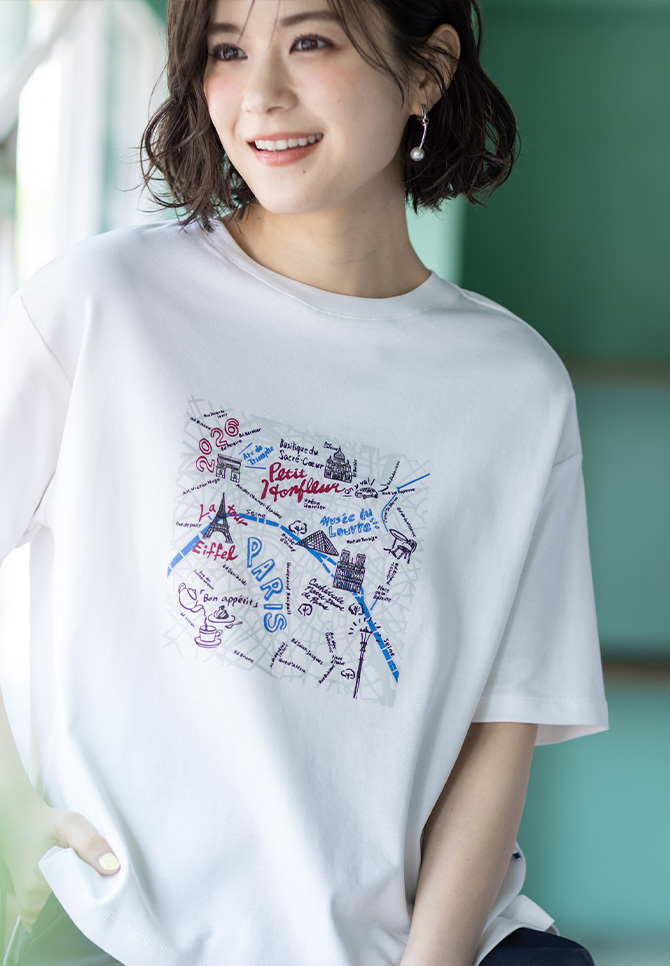 ホワイトの【イラストレーターコラボ】マップモチーフプリントTシャツ・ネイビーのリネンミックスストレッチセミワイドパンツ