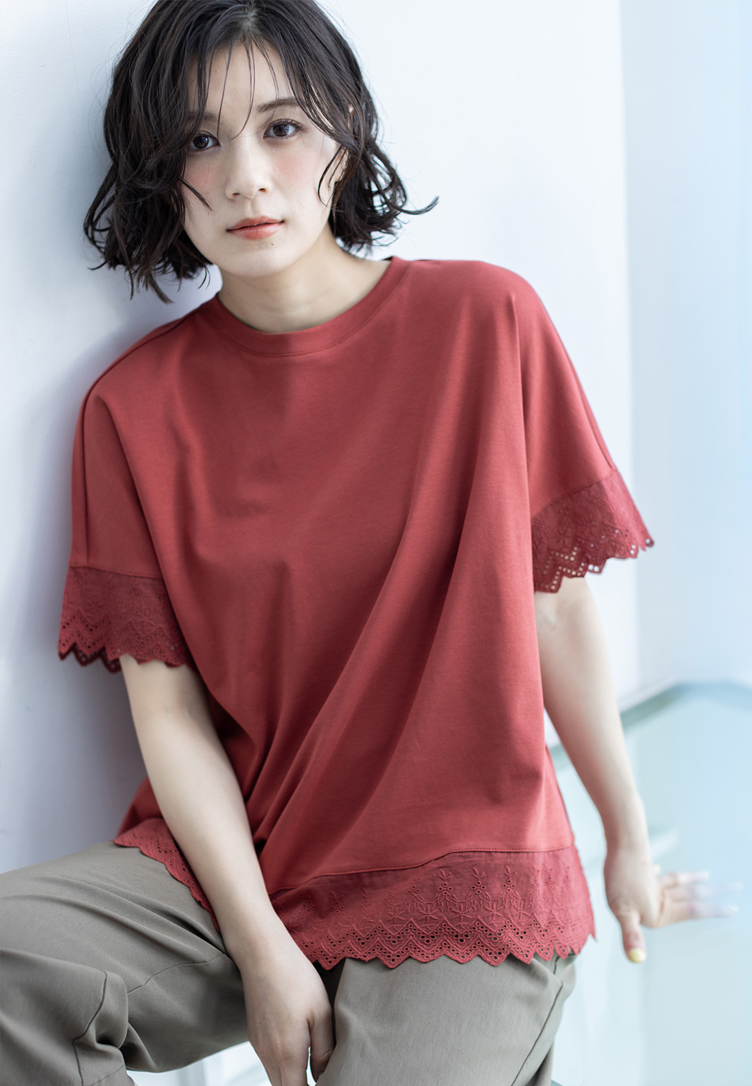 テラコッタの刺しゅうレースドッキングカットプルオーバー・カーキのリネンミックスストレッチセミワイドパンツを着用した女性