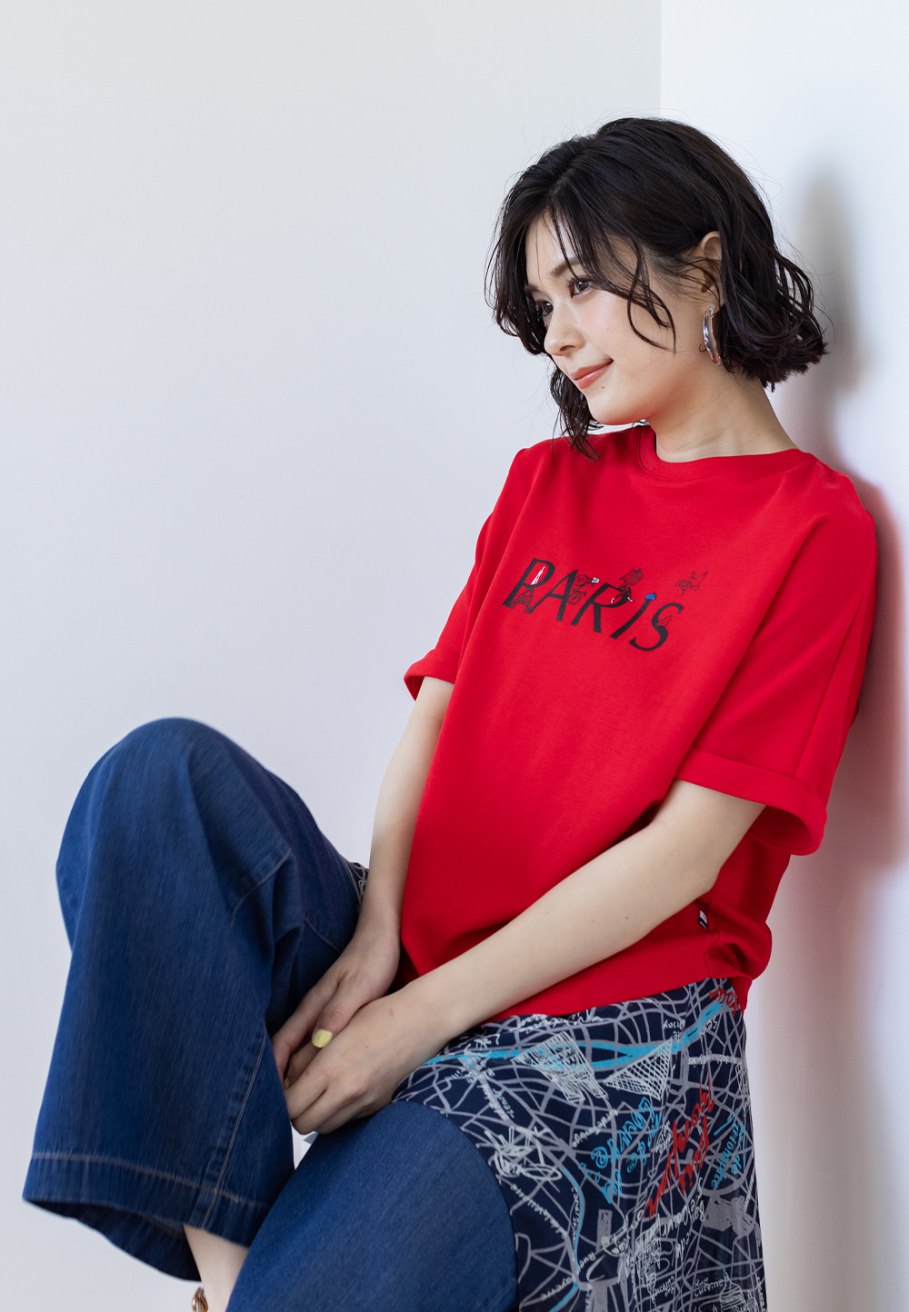 ルージュレッドの【イラストレーターコラボ】PARISロゴプリントTシャツ・プリントストール・ネイビーのデニムワイドパンツを着用した女性--2