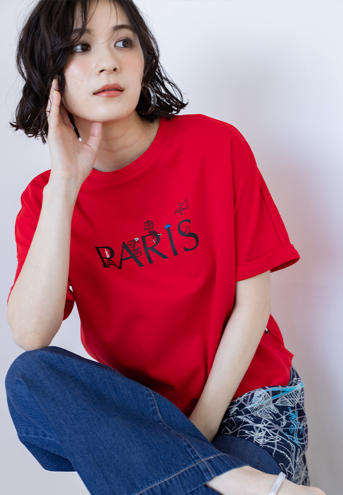 ルージュレッドの【イラストレーターコラボ】PARISロゴプリントTシャツ・プリントストール・ネイビーのデニムワイドパンツを着用した女性--3