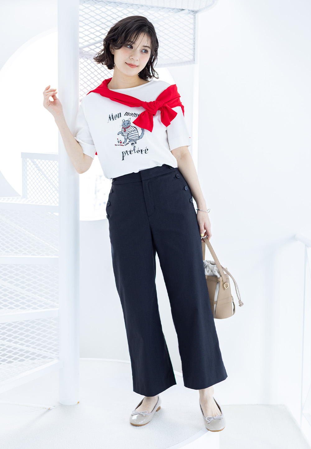 ホワイトの【イラストレーターコラボ】猫プリントTシャツ・レッドのシアーシャツギャザーカーディガン・ネイビーのリネンミックスマリンパンツを着用した女性--1