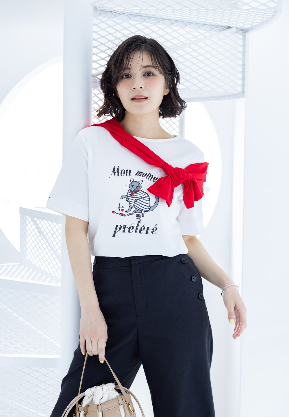 ホワイトの【イラストレーターコラボ】猫プリントTシャツ・レッドのシアーシャツギャザーカーディガン・ネイビーのリネンミックスマリンパンツを着用した女性--2