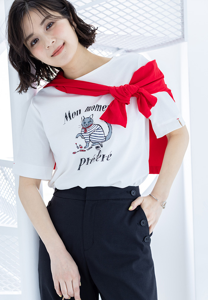 ホワイトの【イラストレーターコラボ】猫プリントTシャツ・レッドのシアーシャツギャザーカーディガン・ネイビーのリネンミックスマリンパンツを着用した女性--3
