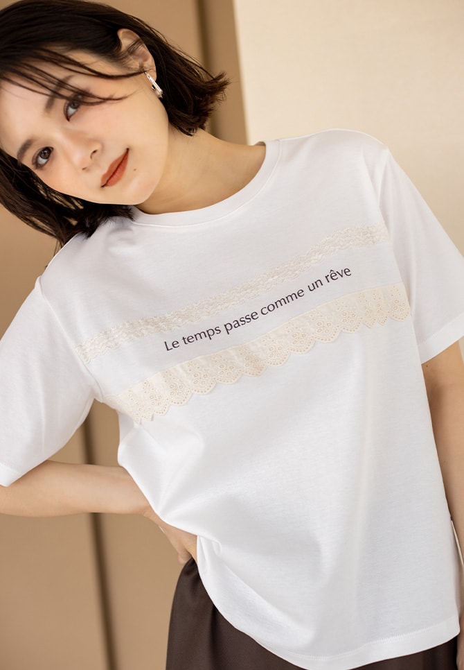 バックタックジップパーカーとレースロゴプリントTシャツとマーメイドラインスカートを着用した女性３