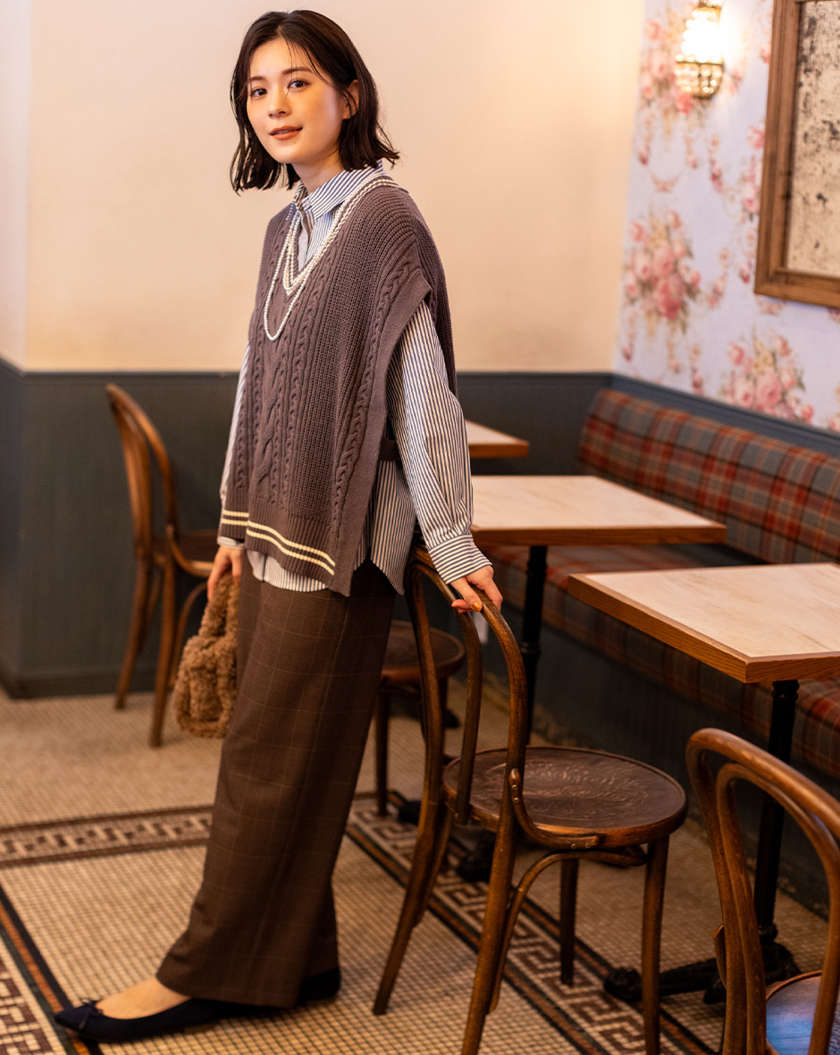 チルデンニットベスト、ベーシックシャツ、ストレッチワイドパンツ、マルチWAYパールネックレスのコーディネート１