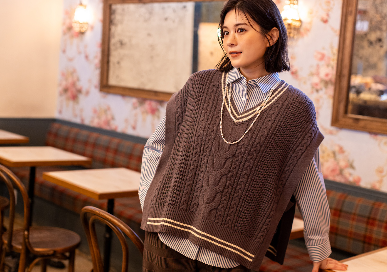 チルデンニットベスト、ベーシックシャツ、ストレッチワイドパンツ、マルチWAYパールネックレスのコーディネート２