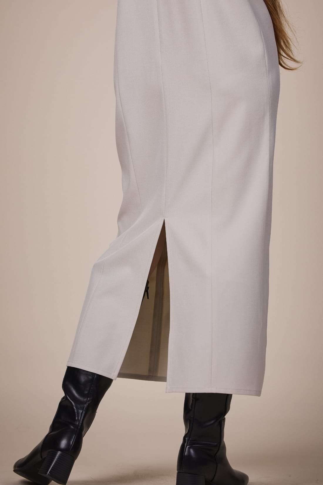 ウエストギャザーセミタイトワンピースを着用している女性モデルの、足元写真 sp