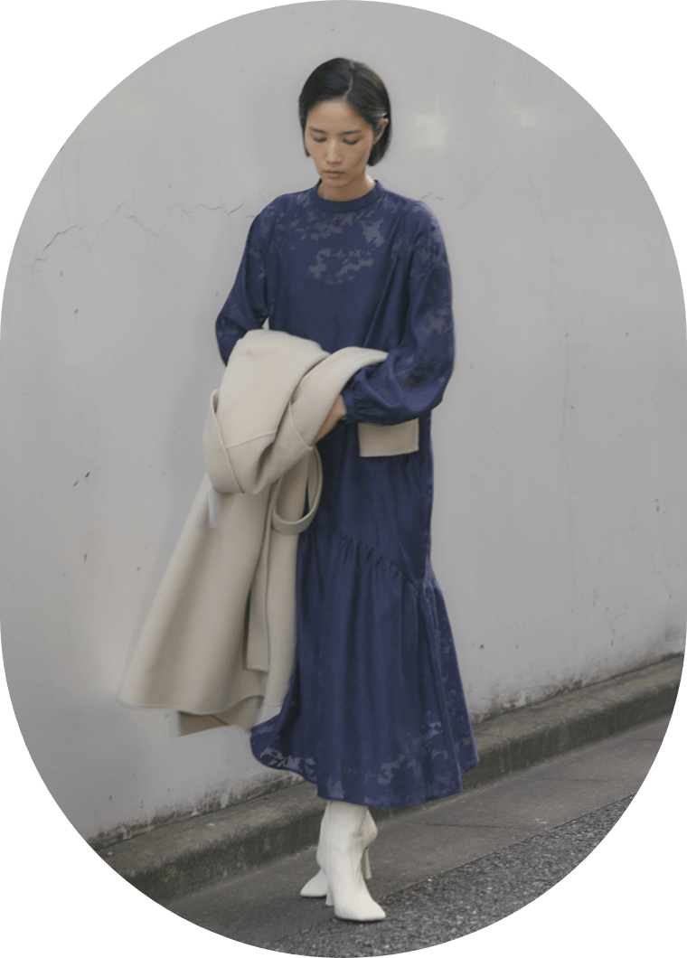 カットジャカードワンピース ブルー、ウールリバージレ2WAYコート ベージュを着用している女性モデルの写真1