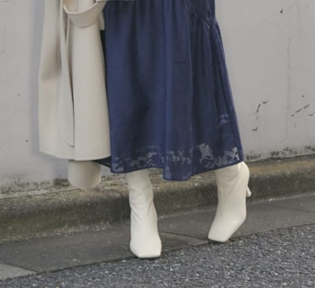 カットジャカードワンピース ブルー、ウールリバージレ2WAYコート ベージュを着用している女性モデルの写真2