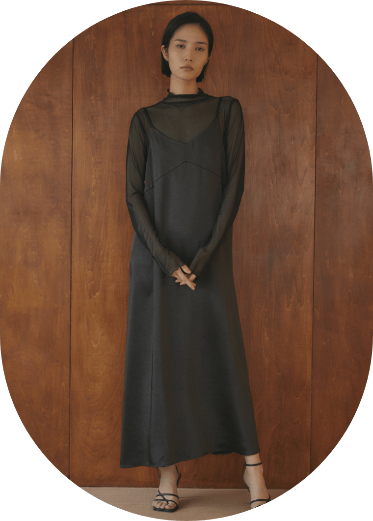 チュール×サテンキャミワンピース ブラックを着用している女性モデルの写真1