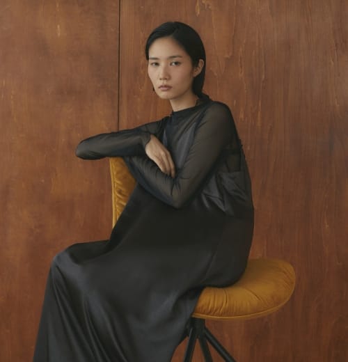 チュール×サテンキャミワンピース ブラックを着用している女性モデルの写真2