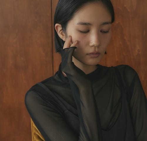 チュール×サテンキャミワンピース ブラックを着用している女性モデルの写真3