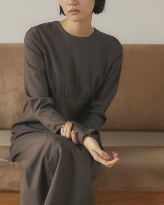 ウエストギャザーセミタイトワンピース チャコールを着用している女性モデルの写真2
