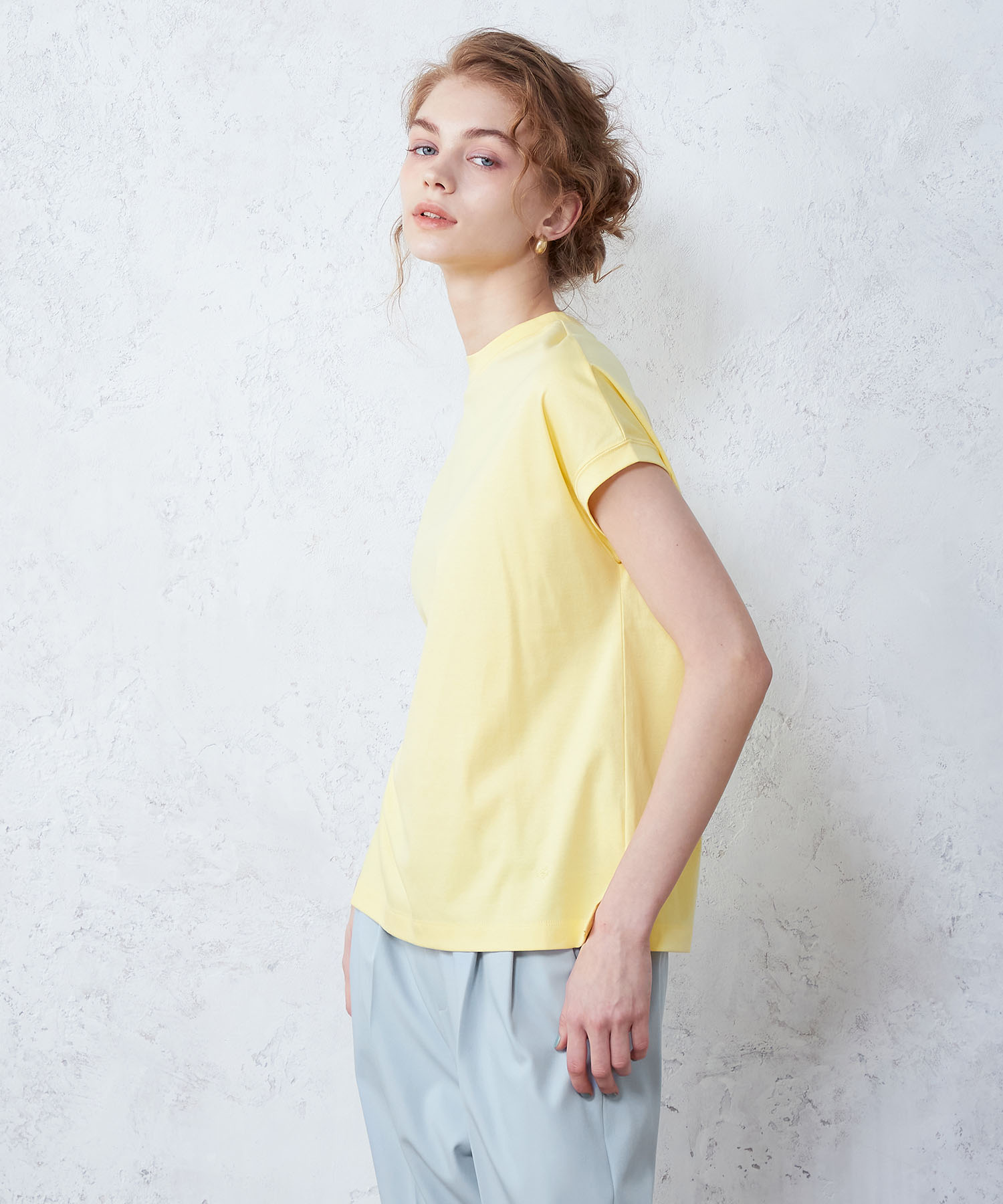 落ち着いたトーンで大人も着こなせるイエロー<br>モックネックTシャツ  YELLOW ¥3,289 (tax in)