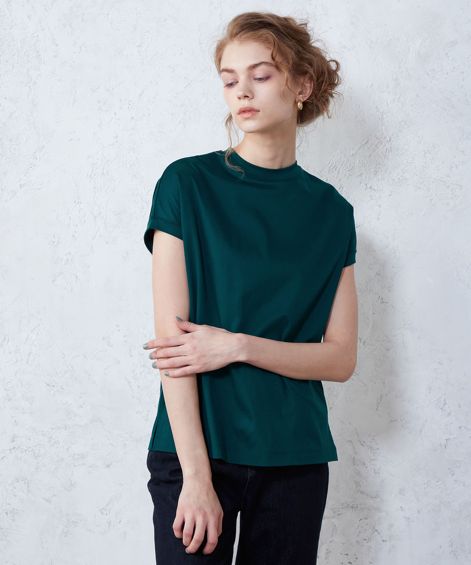 深みのあるグリーンはコーディネートを引き立てます<br>モックネックTシャツ  GREEN ¥3,289 (tax in)