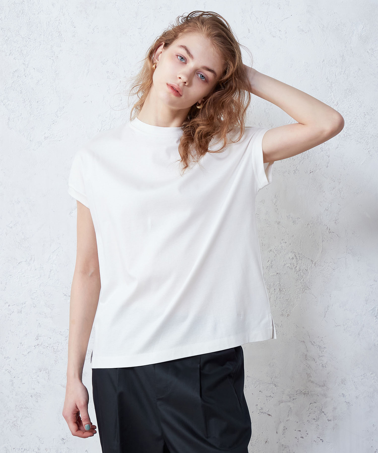 定番の白Tシャツもモックネックでこなれた印象に<br>モックネックTシャツ  WHITE ¥3,289 (tax in)