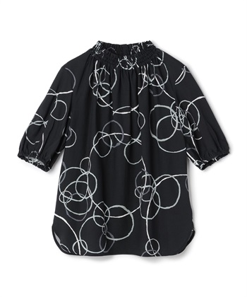 スイングリング柄プリントブラウス/¥24,200 （税込）