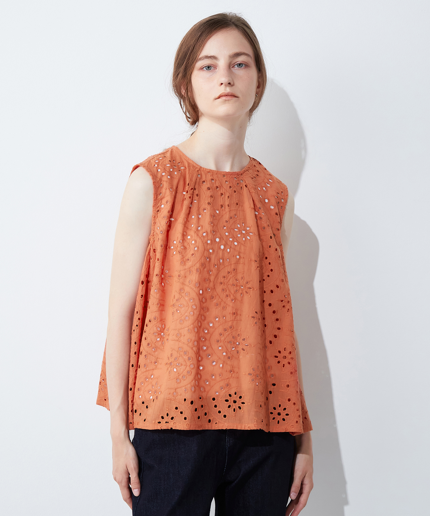 スカラップ刺繍ブラウス ¥6,589 （tax in）