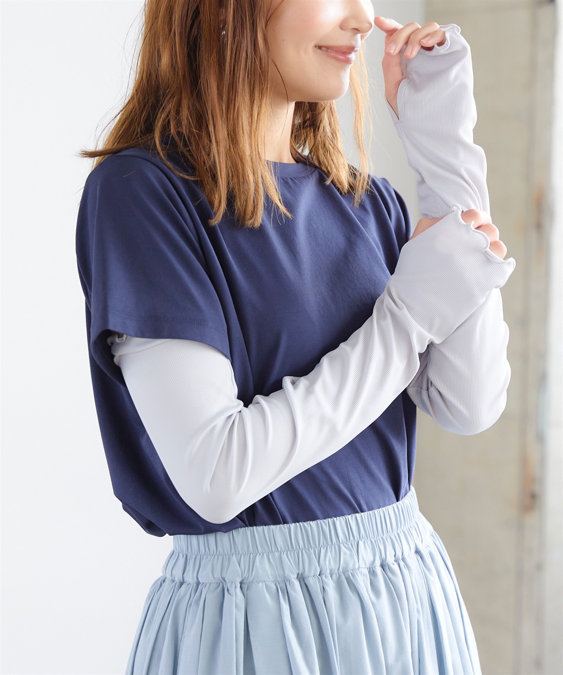 60㎝のロング丈！クールロングアームカバー。UPF50＋。生地に凹凸感があり、肌離れ・風通しの良い生地を使用。 綿よりも約1.3倍、ポリエステルよりも約1.2倍の接触冷感値。 通常の天竺生地よりも、2.2倍の通気性で汗をかいてもサラッと快適。ストレッチ素材で着脱ラクラク！▶Go detail