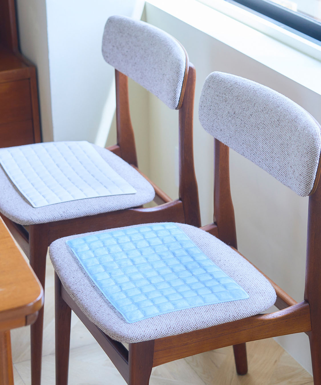 28℃以下で自然凍結するクールシート。椅子において座るとスッと涼しい！３色展開。繰り返し使えます。 ▶Go detail