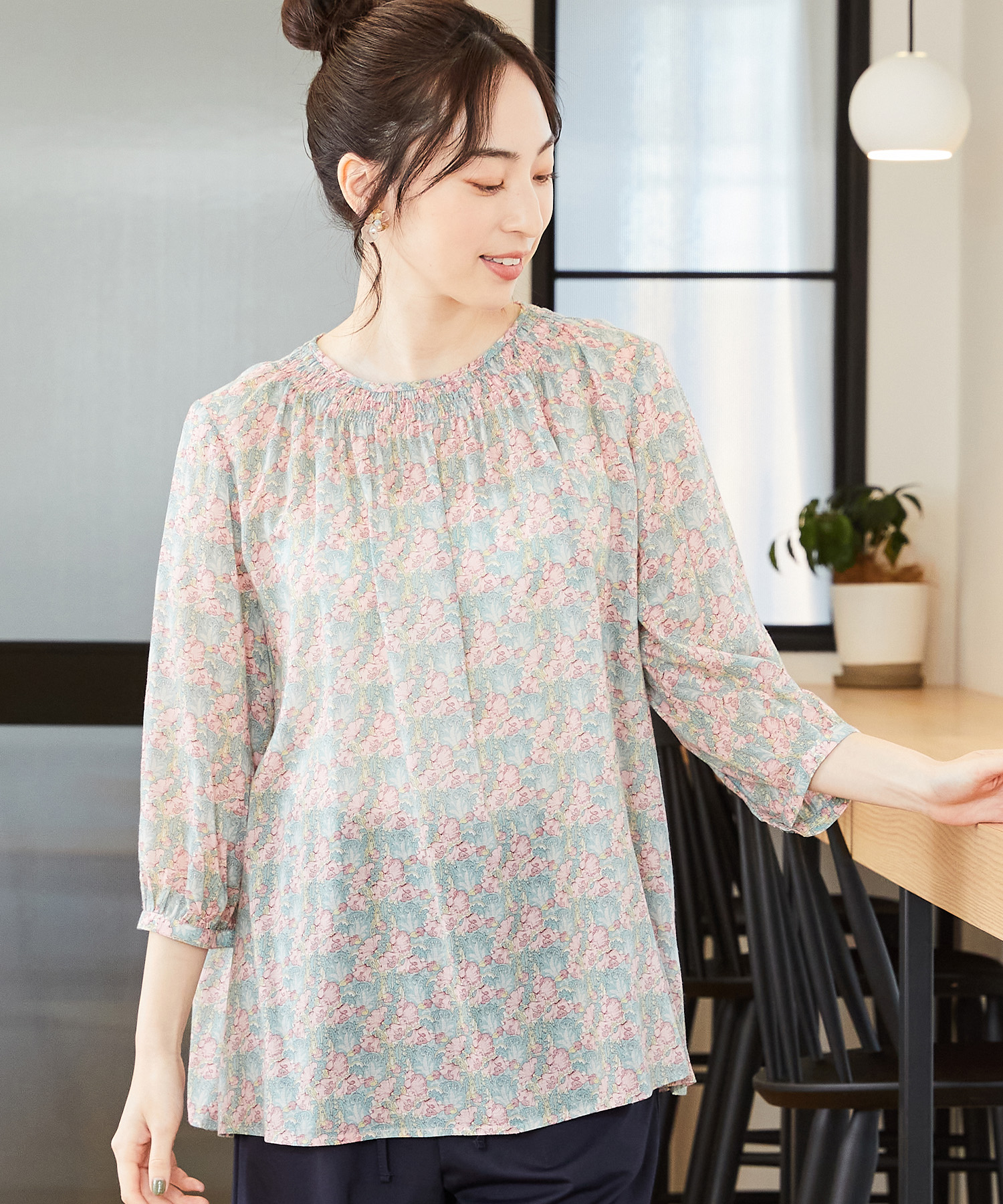 Petit Honfleur　リバティプリントシャーリングブラウス　¥10,989（tax in）