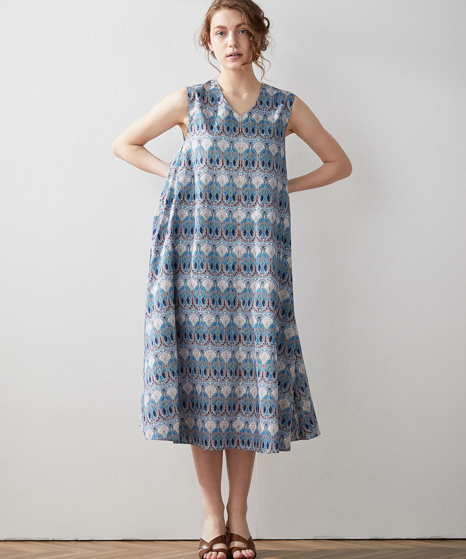 LE SOUK HOLIDAY　リバティープリントVネックワンピース　¥16,489（tax in）