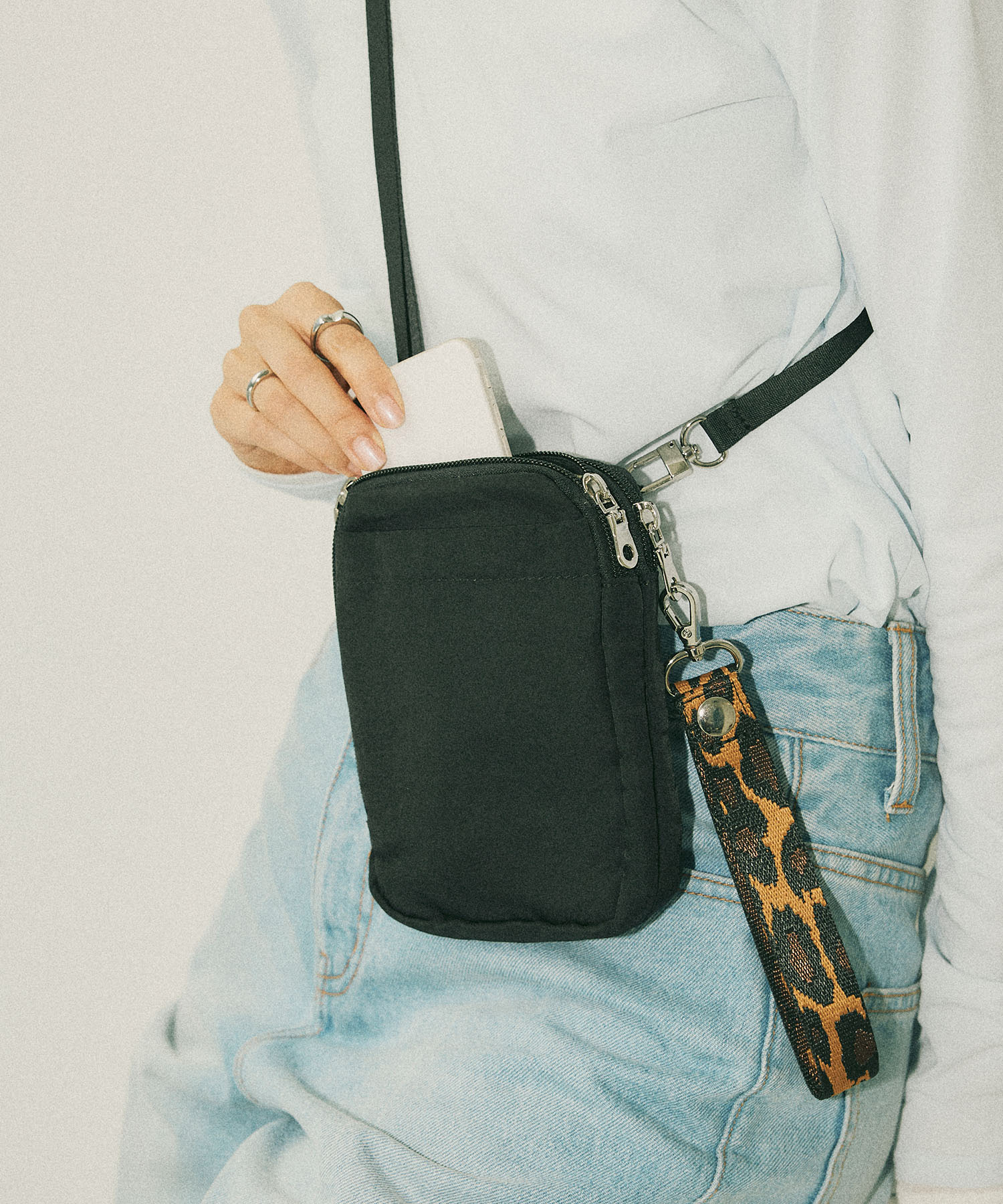【TRIP.INN】スマホマルチショルダーバッグ　¥4,200 （税込）