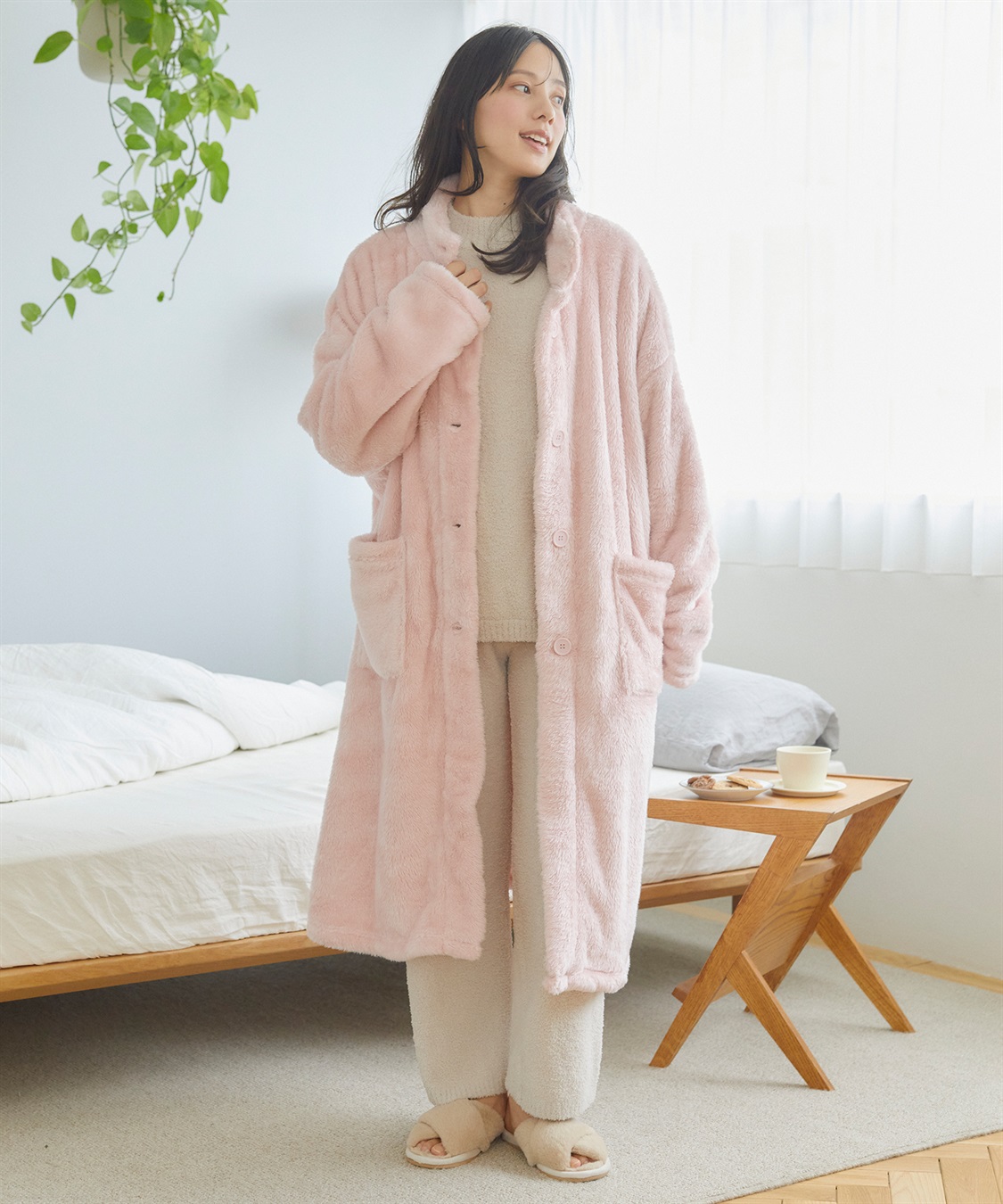 【温活本舗】やわらかなファーが心地良い、ロング丈ガウン　¥3,489 （税込）