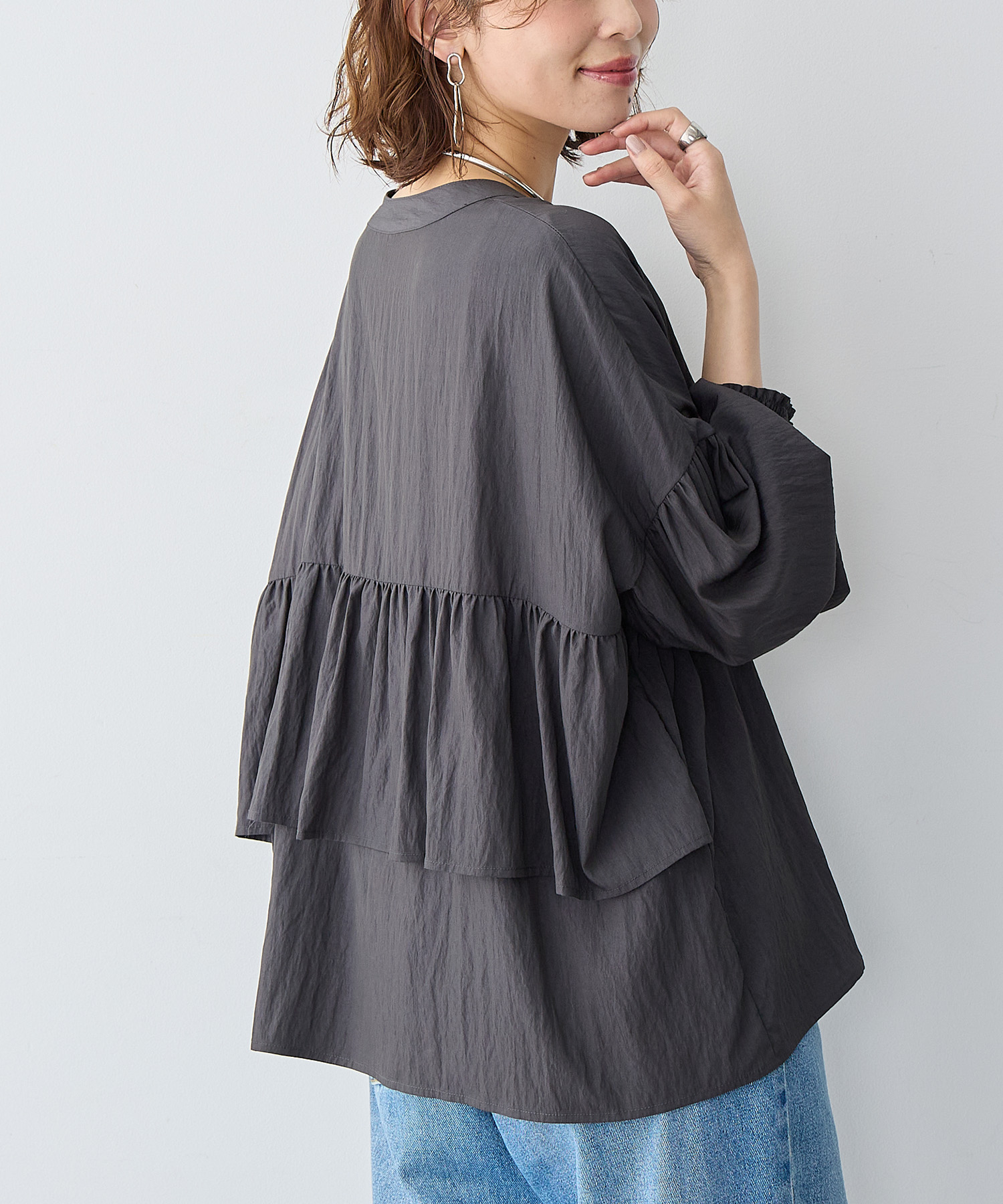 バックデザインティアードフリルブラウス<br>¥4,400