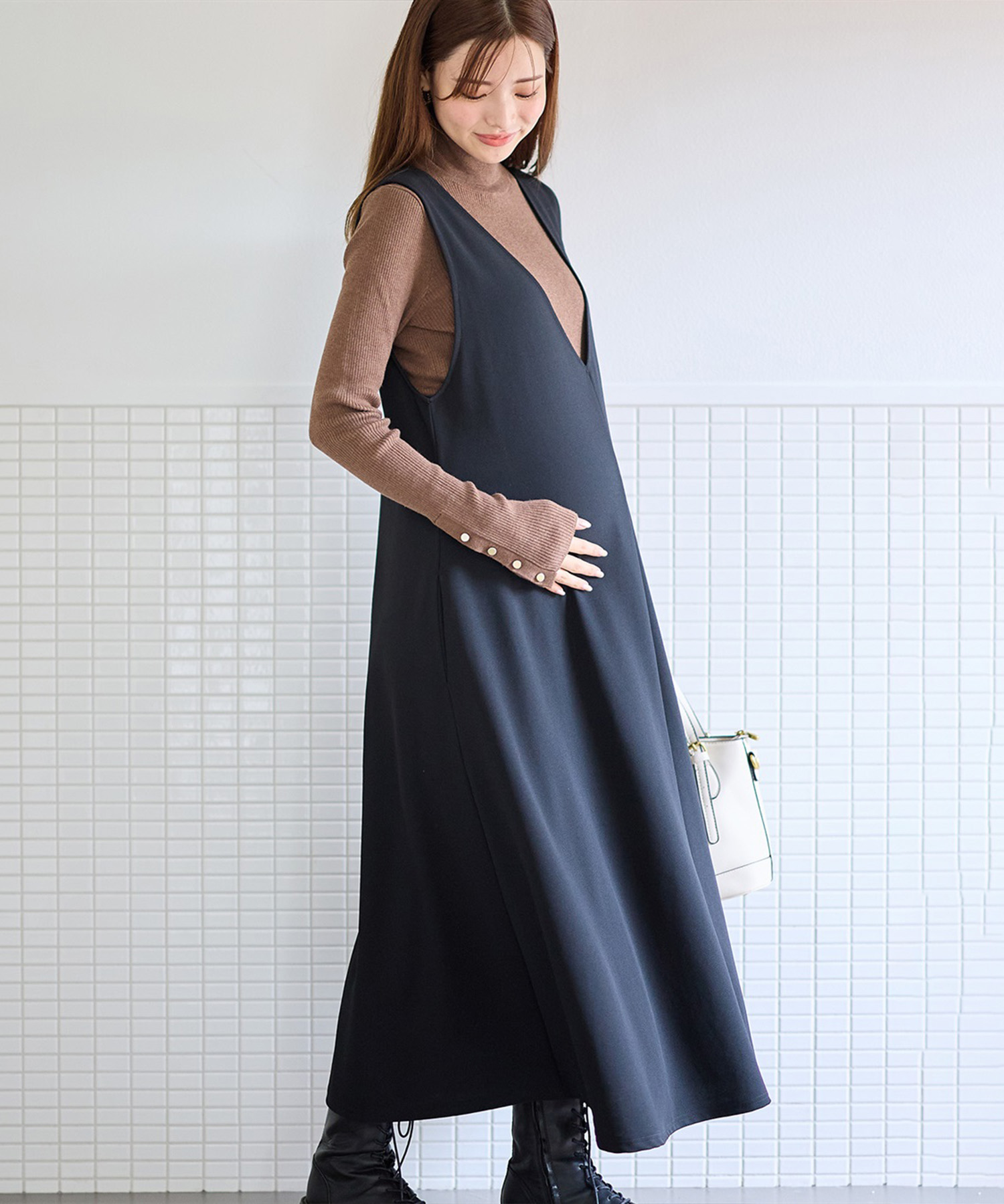 Vネックスムースワンピース/ジャンパースカート ¥4,390 （税込）
