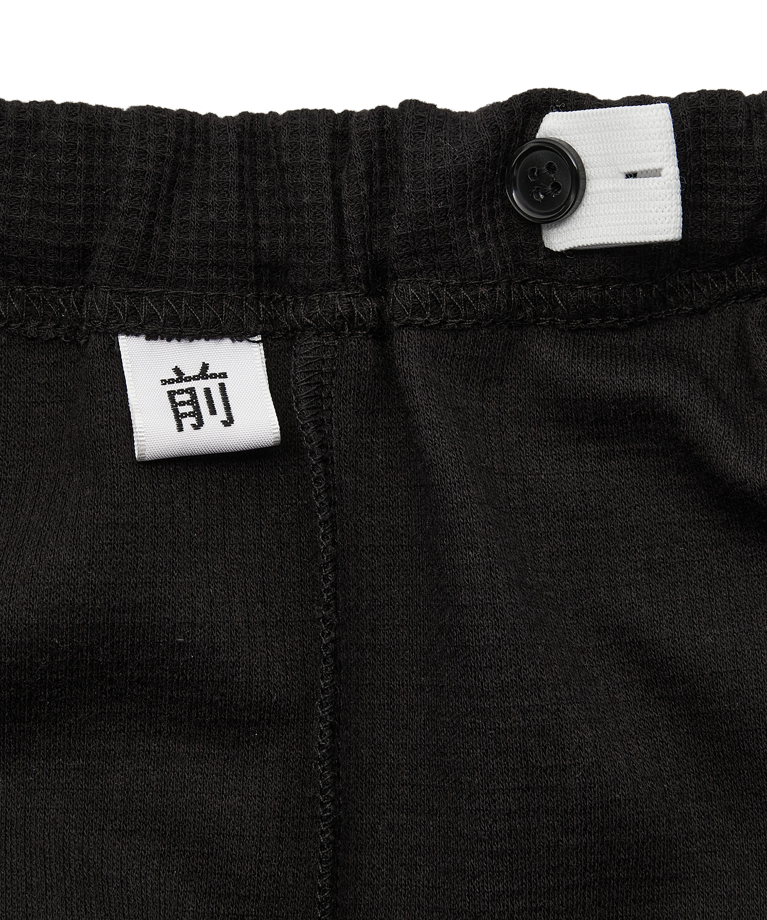 前後がすぐにわかる工夫や、施設・病院でのご着用にも便利なお名前タグが付いています。