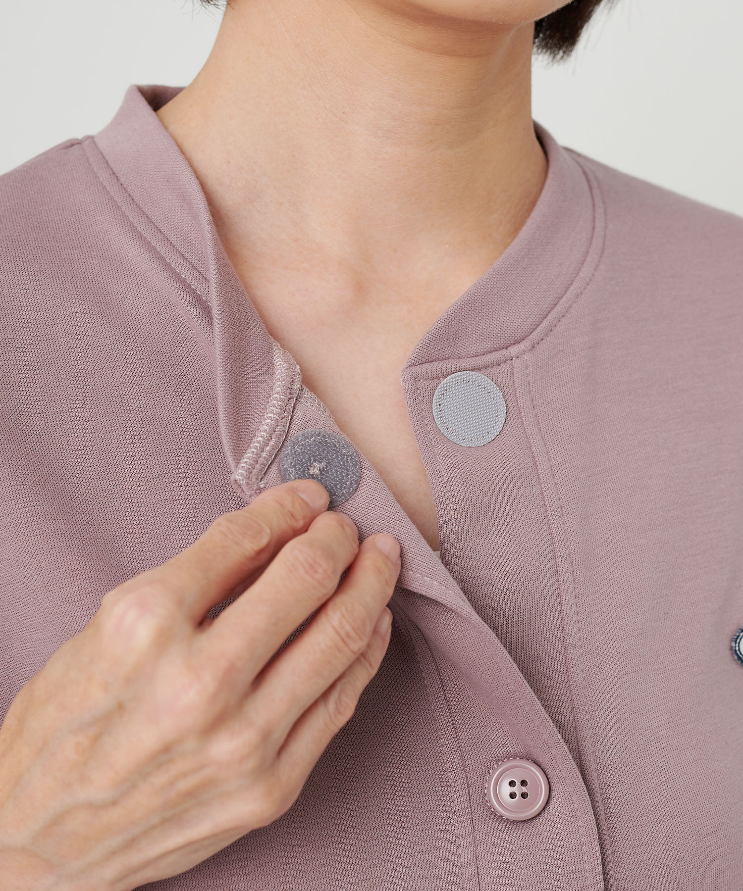  指先に力が入りにくくても、サッと簡単にお着替えができます。こちらの商品は、ボタンに見えて、実は面ファスナー。ワンタッチでラクに着脱できます。