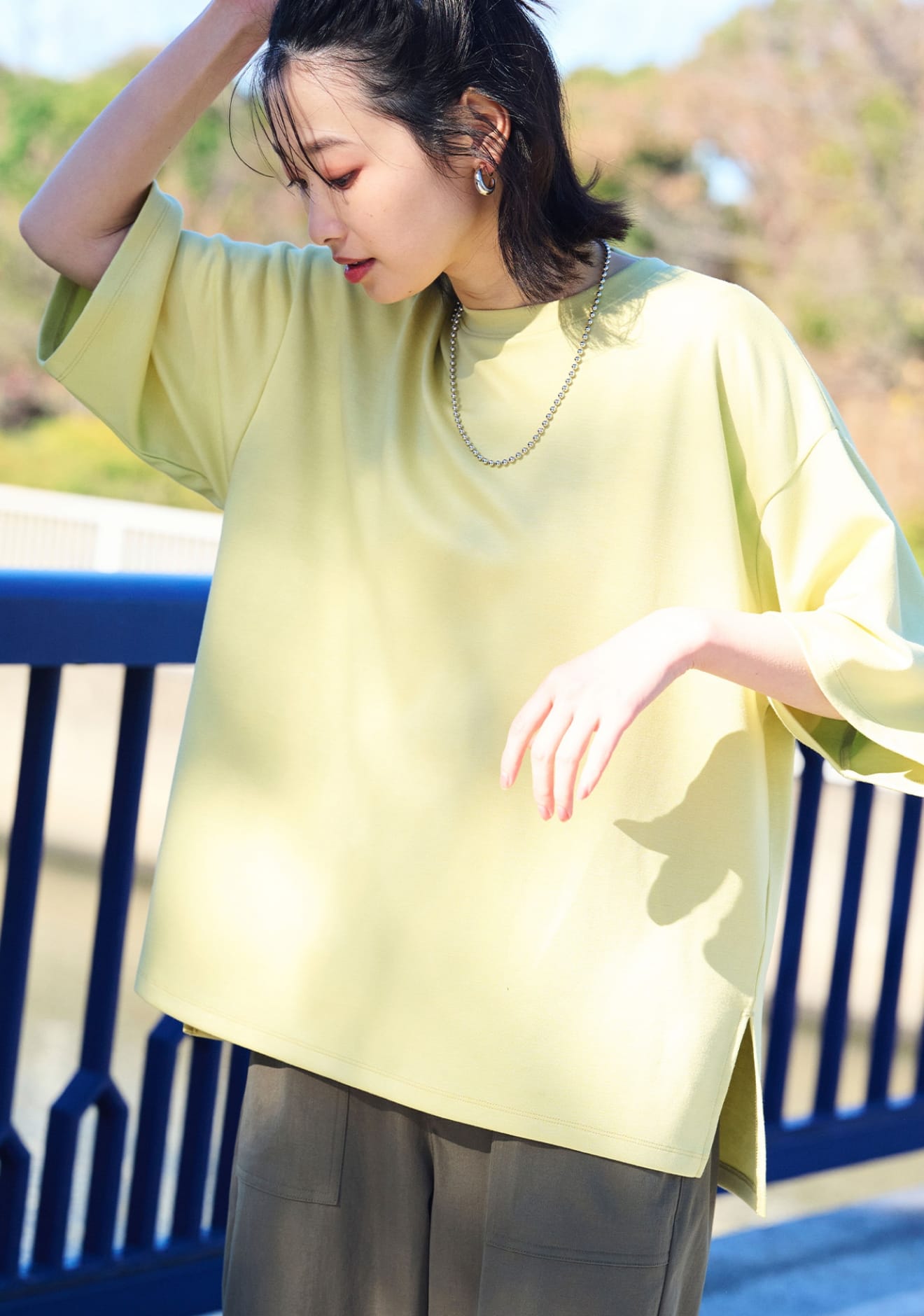 ビッグシルエットTシャツ、ベイカーワイドパンツを着用した女性1
