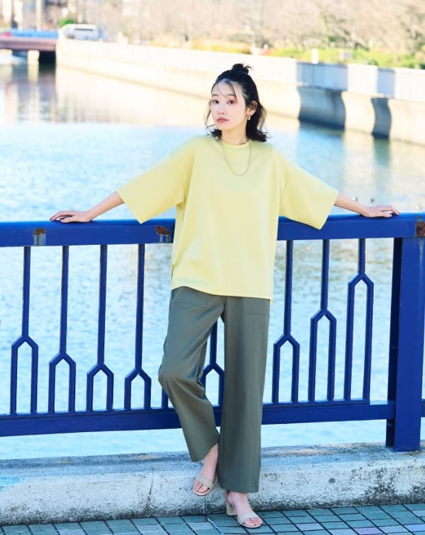 ビッグシルエットTシャツ、ベイカーワイドパンツを着用した女性2