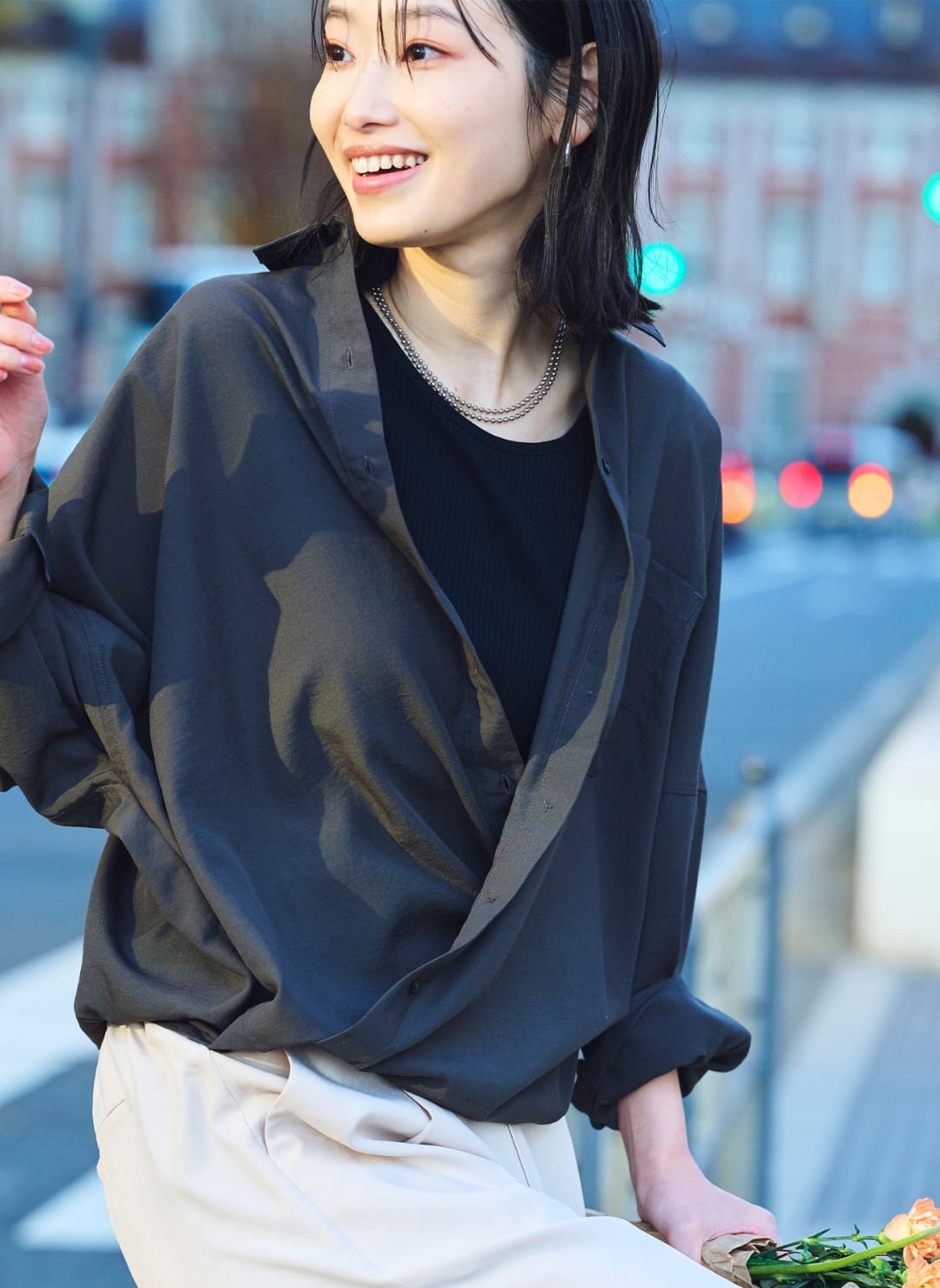 サマ美え2wayカシュクールシャツ、サマ美え 麻調セミワイドパンツ、エブ楽 前後2wayテレコタンクトップを着用した女性1