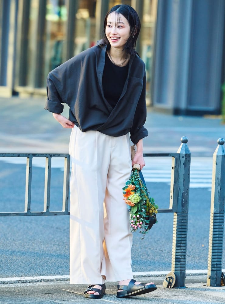 サマ美え2wayカシュクールシャツ、サマ美え 麻調セミワイドパンツ、エブ楽 前後2wayテレコタンクトップを着用した女性2