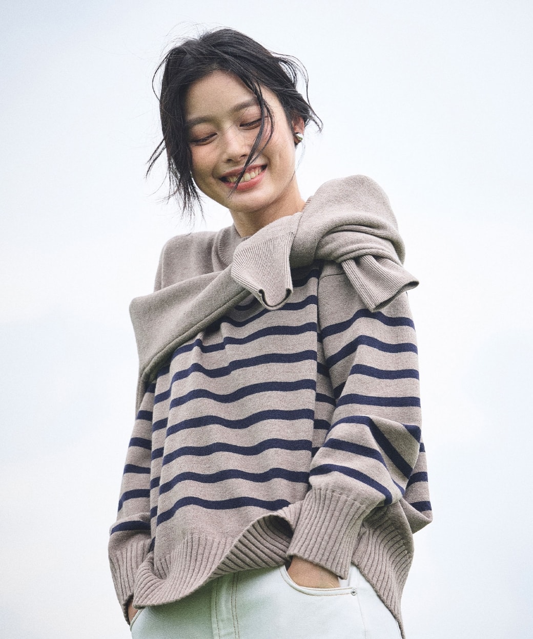 《洗える》エブ楽 バックスリットニットと《洗える》エブ楽 クルーネックニットカーディガンと《撥水》FRESH DENIM デニムワイドバギーパンツを着用した女性１