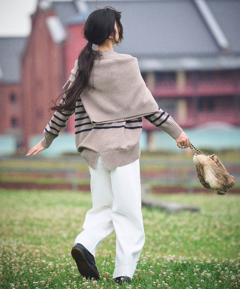 《洗える》エブ楽 バックスリットニットと《洗える》エブ楽 クルーネックニットカーディガンと《撥水》FRESH DENIM デニムワイドバギーパンツを着用した女性２