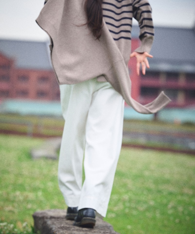 《洗える》エブ楽 バックスリットニットと《洗える》エブ楽 クルーネックニットカーディガンと《撥水》FRESH DENIM デニムワイドバギーパンツを着用した女性３