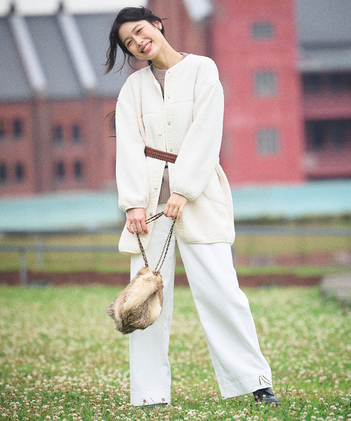 《洗える》エブ楽 ボアノーカラーコートと《洗える》エブ楽 バックスリットニットと《撥水》FRESH DENIM デニムワイドバギーパンツを着用している女性１