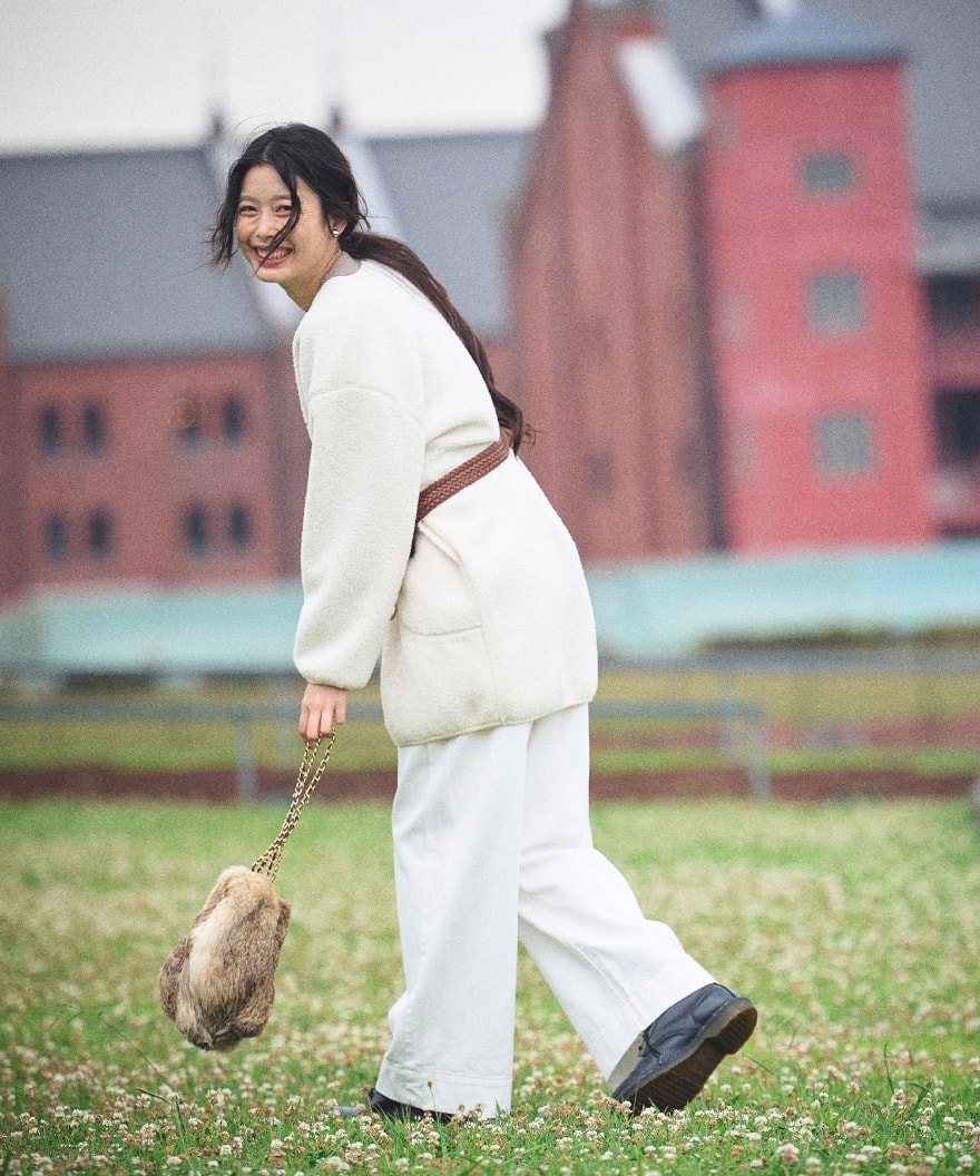 《洗える》エブ楽 ボアノーカラーコートと《洗える》エブ楽 バックスリットニットと《撥水》FRESH DENIM デニムワイドバギーパンツを着用している女性２