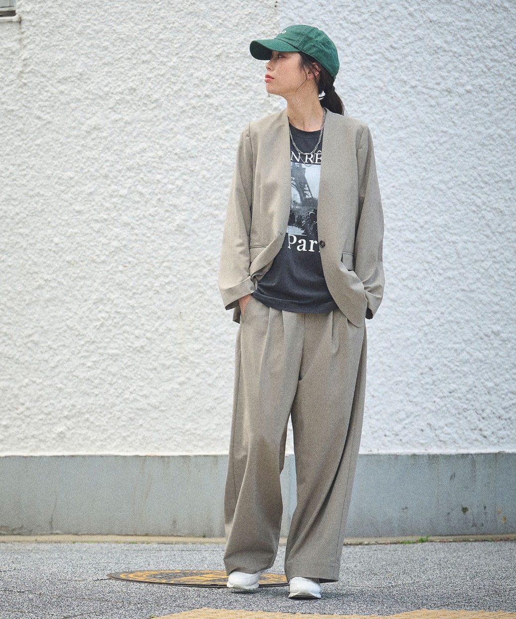 《シワになりにくい》サマ美え リラックスノーカラージャケットと《シワになりにくい》サマ美え ツータックギャザーワイドパンツを着用している女性１