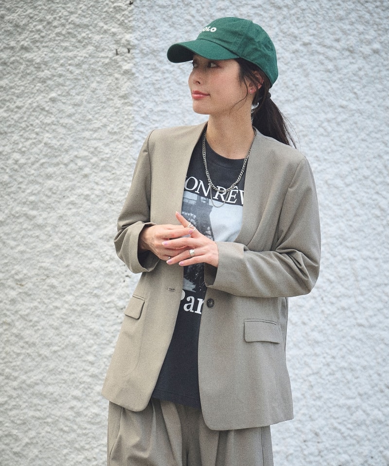 《シワになりにくい》サマ美え リラックスノーカラージャケットと《シワになりにくい》サマ美え ツータックギャザーワイドパンツを着用している女性２