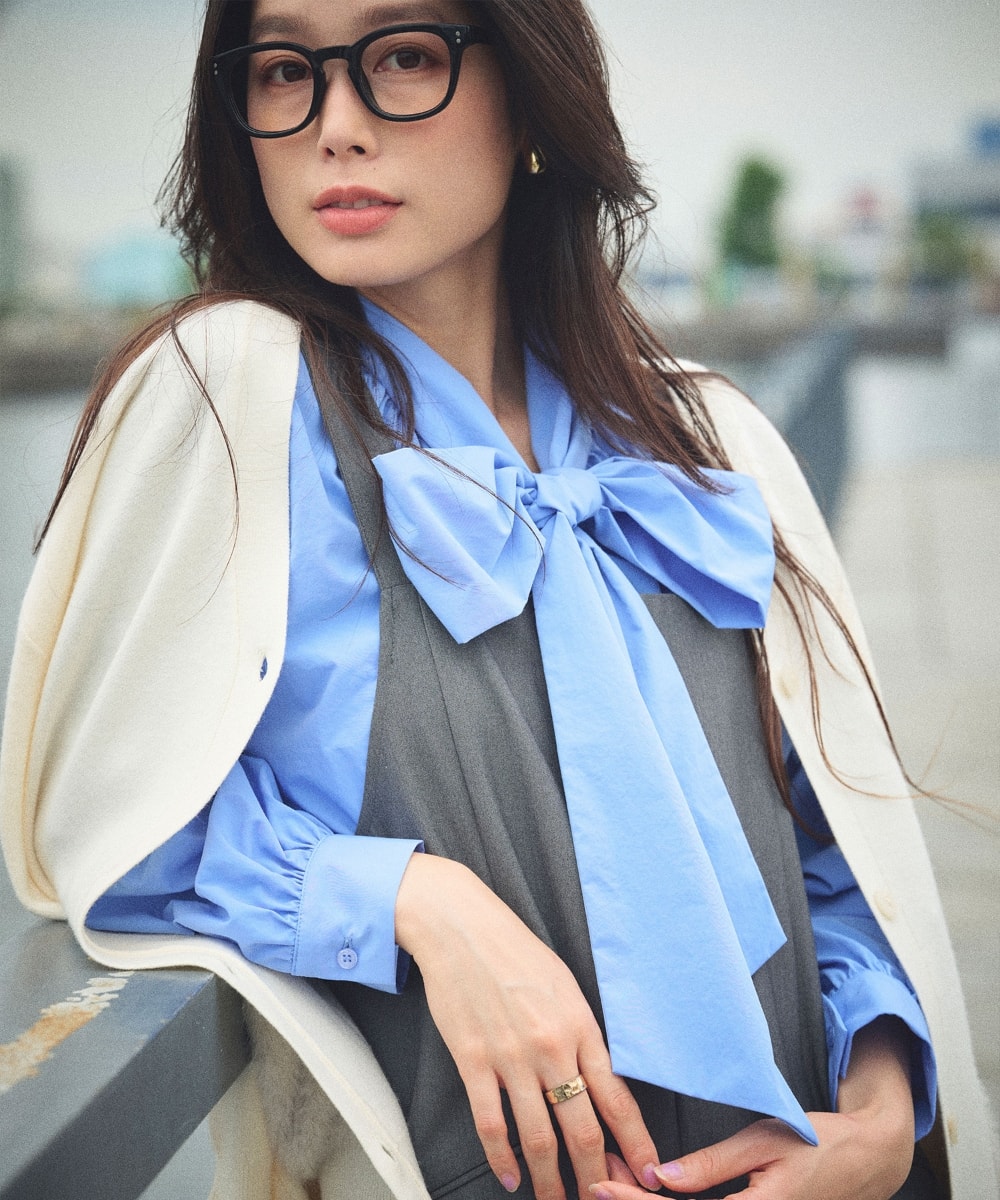 《洗える》サマ美え ファーポケットVネックカーディガンと《シワになりにくい》リボンボウタイボリュームシャツと《シワになりにくい》サマ美え リラックスオールインワンを着用した女性１