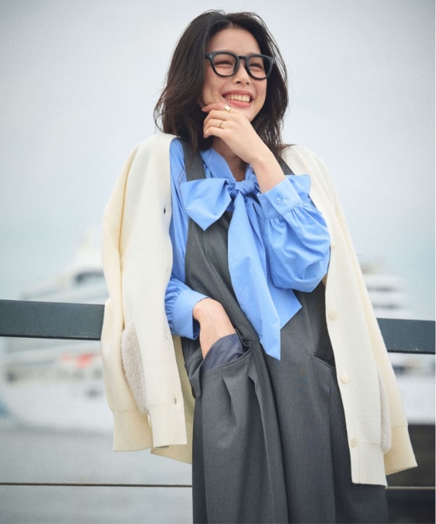 《洗える》サマ美え ファーポケットVネックカーディガンと《シワになりにくい》リボンボウタイボリュームシャツと《シワになりにくい》サマ美え リラックスオールインワンを着用した女性２
