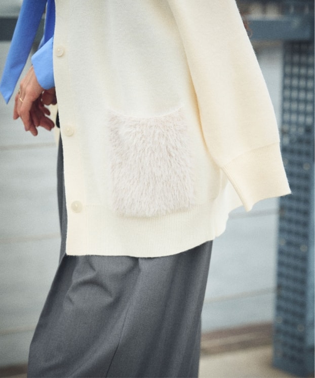 《洗える》サマ美え ファーポケットVネックカーディガンと《シワになりにくい》リボンボウタイボリュームシャツと《シワになりにくい》サマ美え リラックスオールインワンを着用した女性３