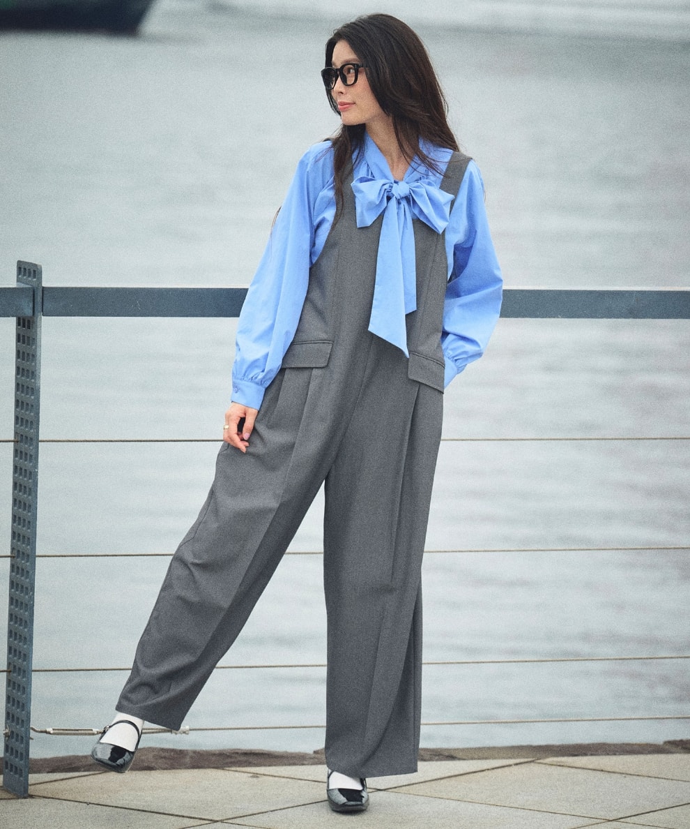 《シワになりにくい》リボンボウタイボリュームシャツと《シワになりにくい》サマ美え リラックスオールインワンを着用した女性１